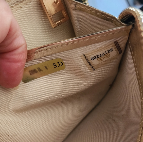 CHANEL Zippy Wallet. Black & Gold with charm. - Picture 11 of 11